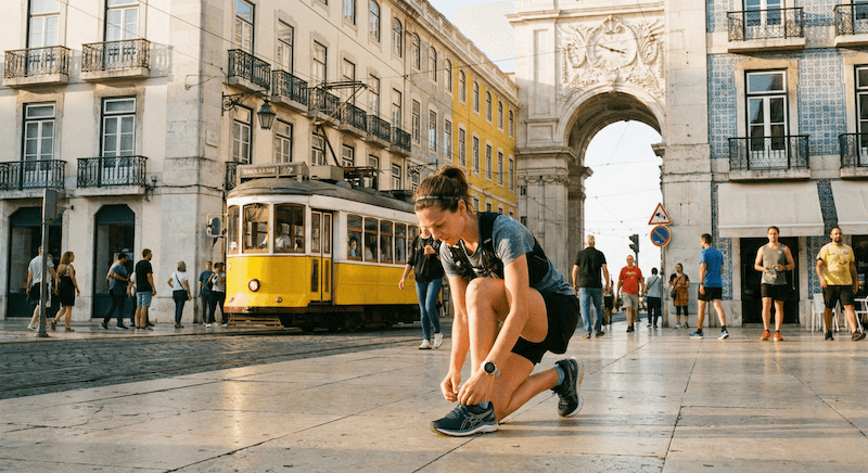 atleta a apertar os atacadores